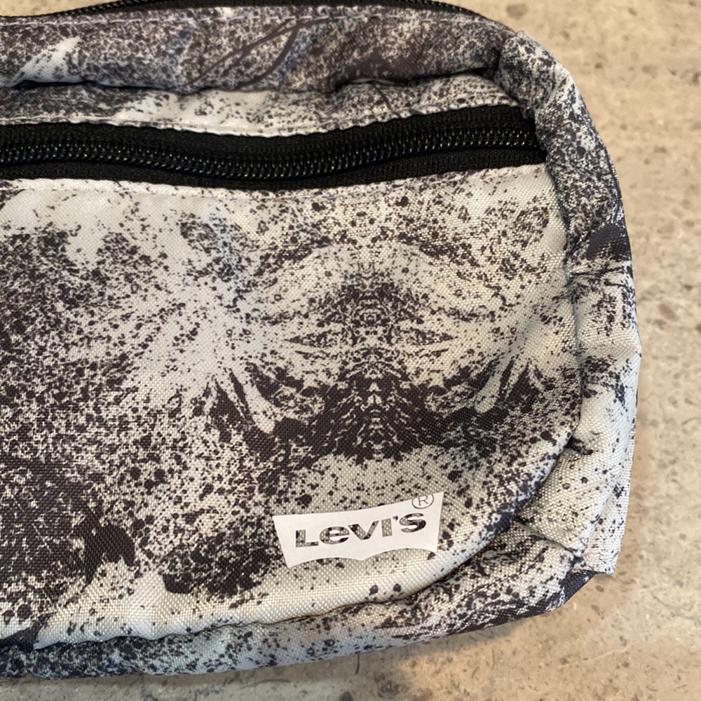 Levi’s Hip Sack/Crossbody Bag - Picture 9 of 9